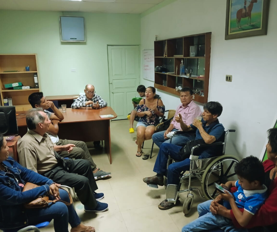Grupo de personas con Parkinson en Perú apoyándose mutuamente - Comunidad PEP Perú
